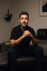 Alex Silveira em seu consultório